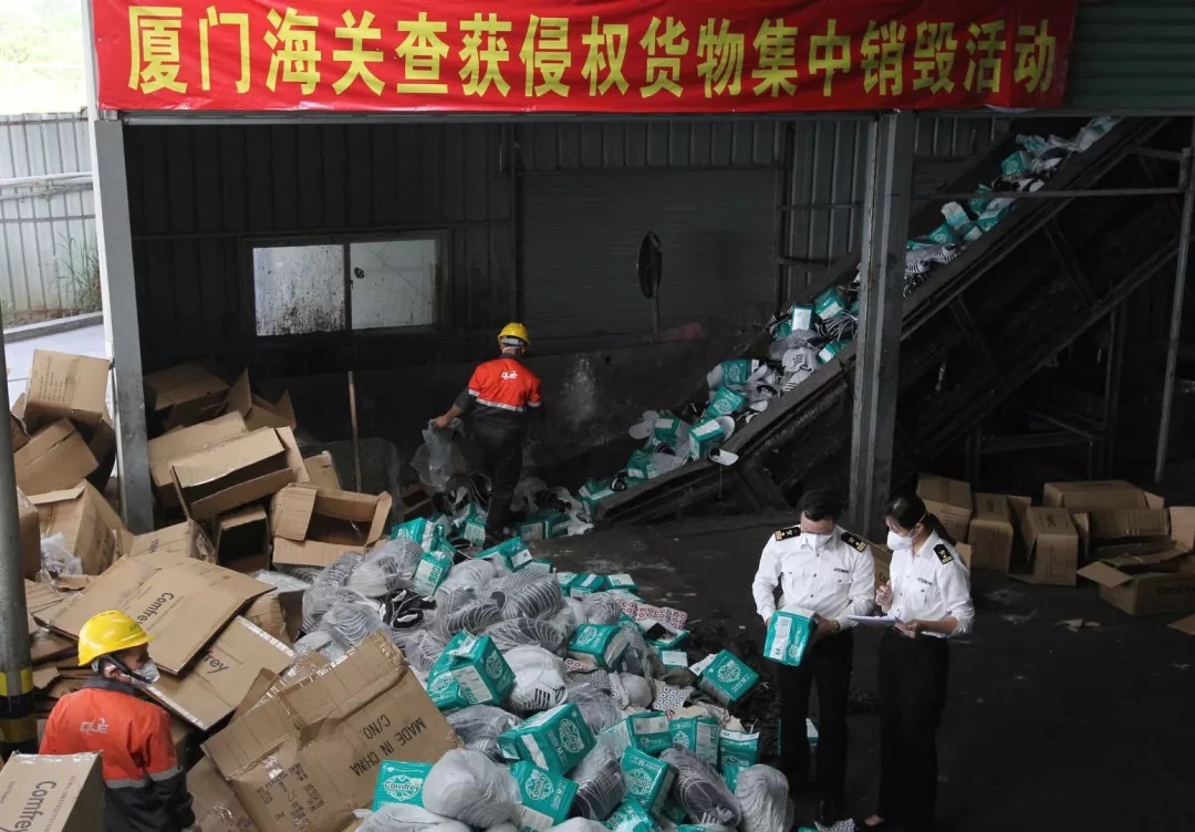 慎点，头皮发麻！大兴海关查获57瓶寄生虫，旅客：用于实验”