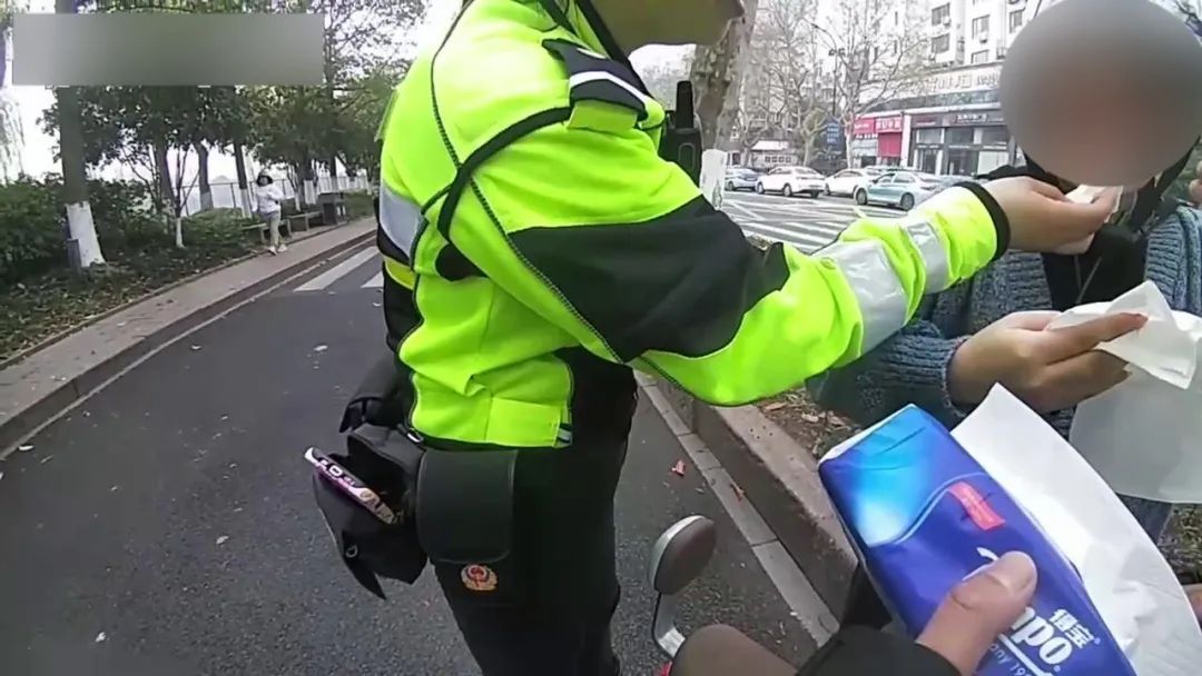 姑娘街头崩溃痛哭,被一个动作治愈…… 姑娘街头崩溃痛哭,被一个动作治愈……