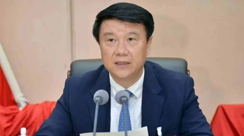 崔洪刚被决定逮捕！曾表示要“勇做新时代的泰山挑山工”