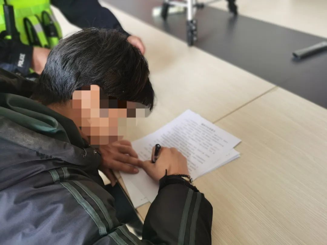 一男子网上“炫车技”想火?被警方盯上了…… 一男子网上“炫车技”想火?被警方盯上了……