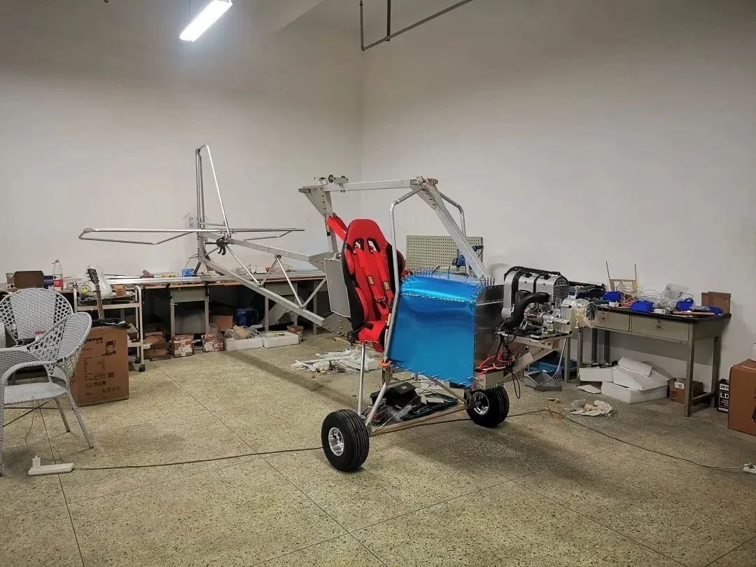 西南首个!四川“00后”男生造飞机首飞成功 西南首个!四川“00后”男生造飞机首飞成功