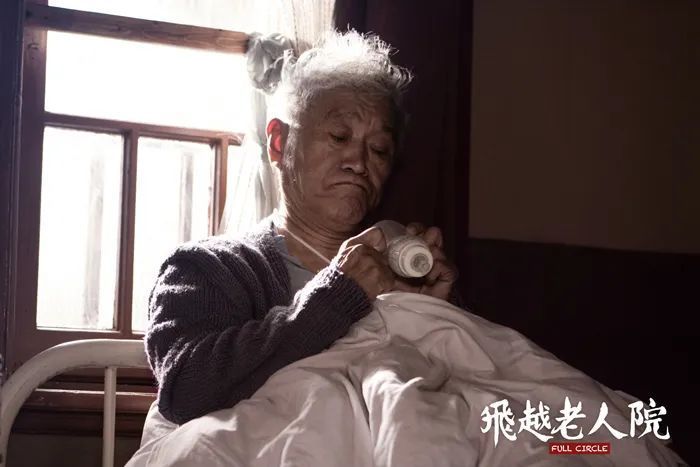 这位89岁的老戏骨，缘何感动中国？