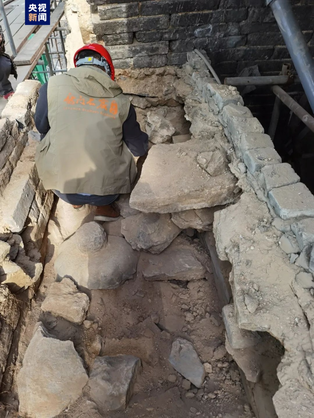 考古新发现！龙门石窟墙壁内首次发现石刻造像