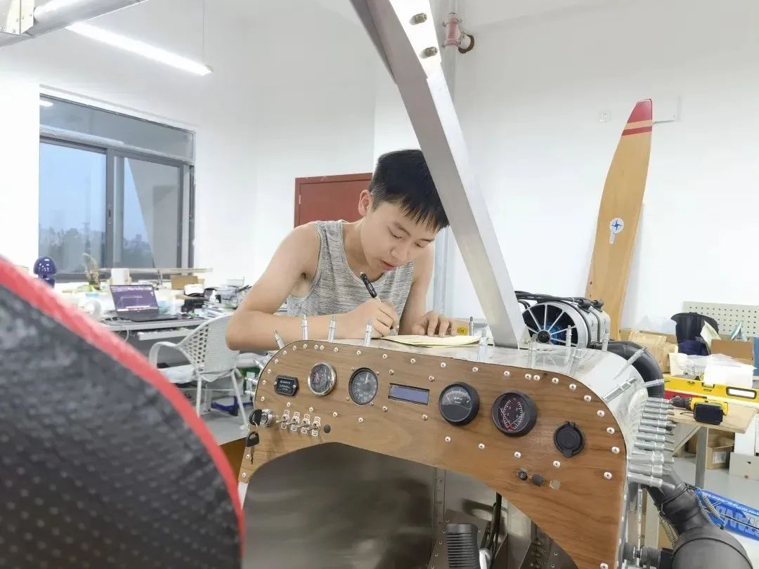 西南首个!四川“00后”男生造飞机首飞成功 西南首个!四川“00后”男生造飞机首飞成功