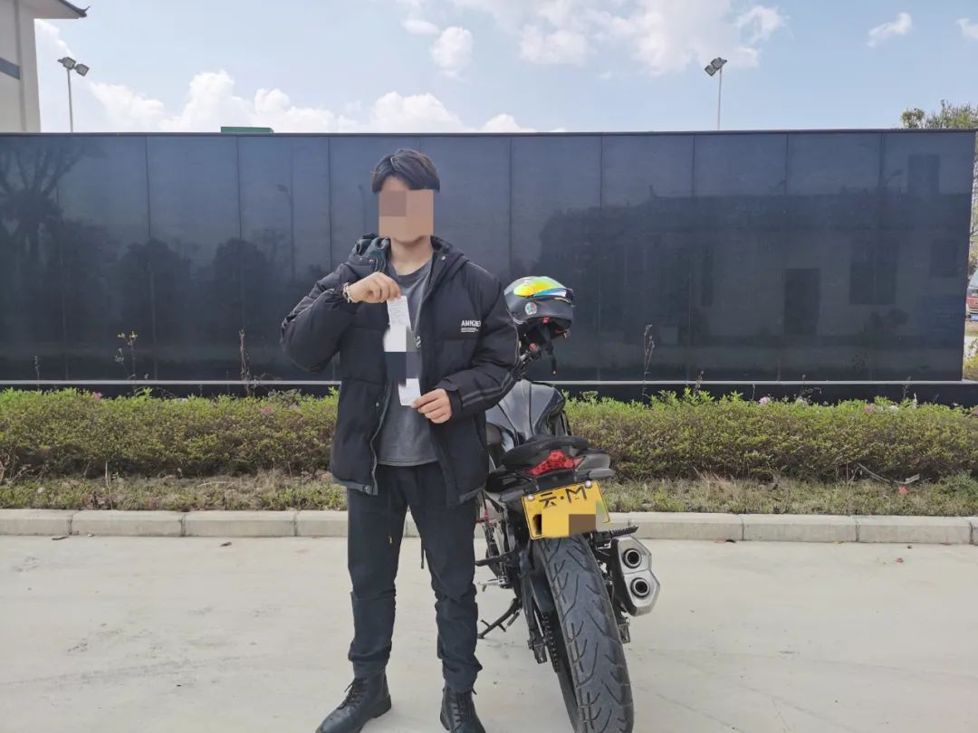 一男子网上“炫车技”想火?被警方盯上了…… 一男子网上“炫车技”想火?被警方盯上了……