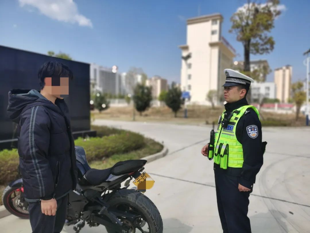 一男子网上“炫车技”想火?被警方盯上了…… 一男子网上“炫车技”想火?被警方盯上了……