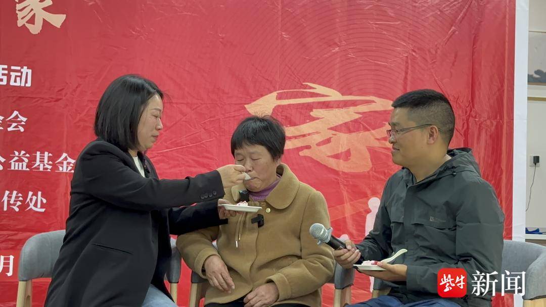 2岁女孩在弟弟出生当天被拐，38年后团圆时喂妈妈和弟弟吃生日蛋糕