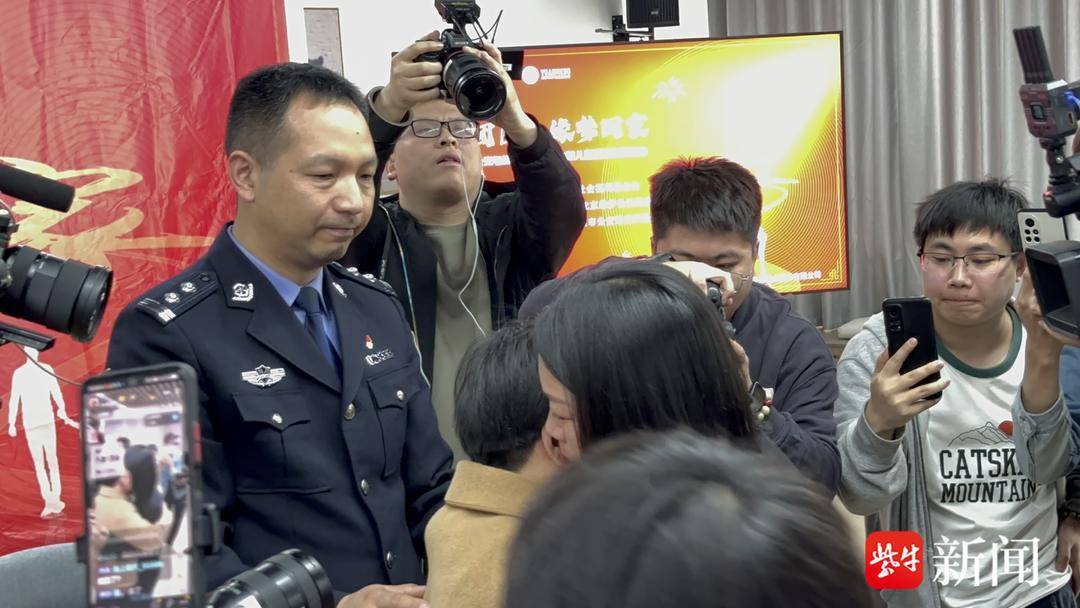 2岁女孩在弟弟出生当天被拐，38年后团圆时喂妈妈和弟弟吃生日蛋糕