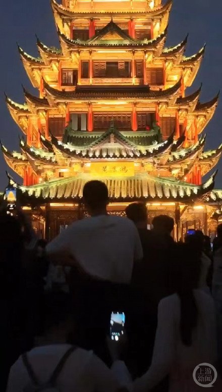 “鸿恩阁亮灯”大火出圈，园方回应：清明期间每天入园超两万人