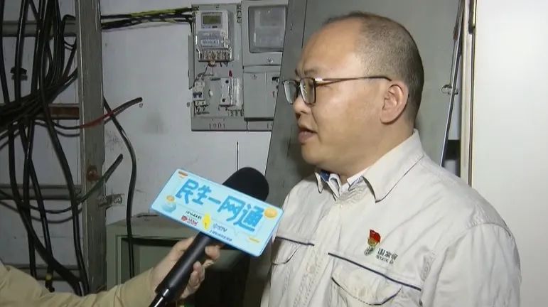 一声巨响！居民楼配电间深夜冒浓烟，抢修后还有重重问题待解……