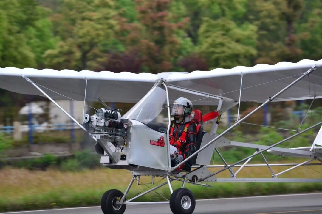 西南首个!四川“00后”男生造飞机首飞成功 西南首个!四川“00后”男生造飞机首飞成功