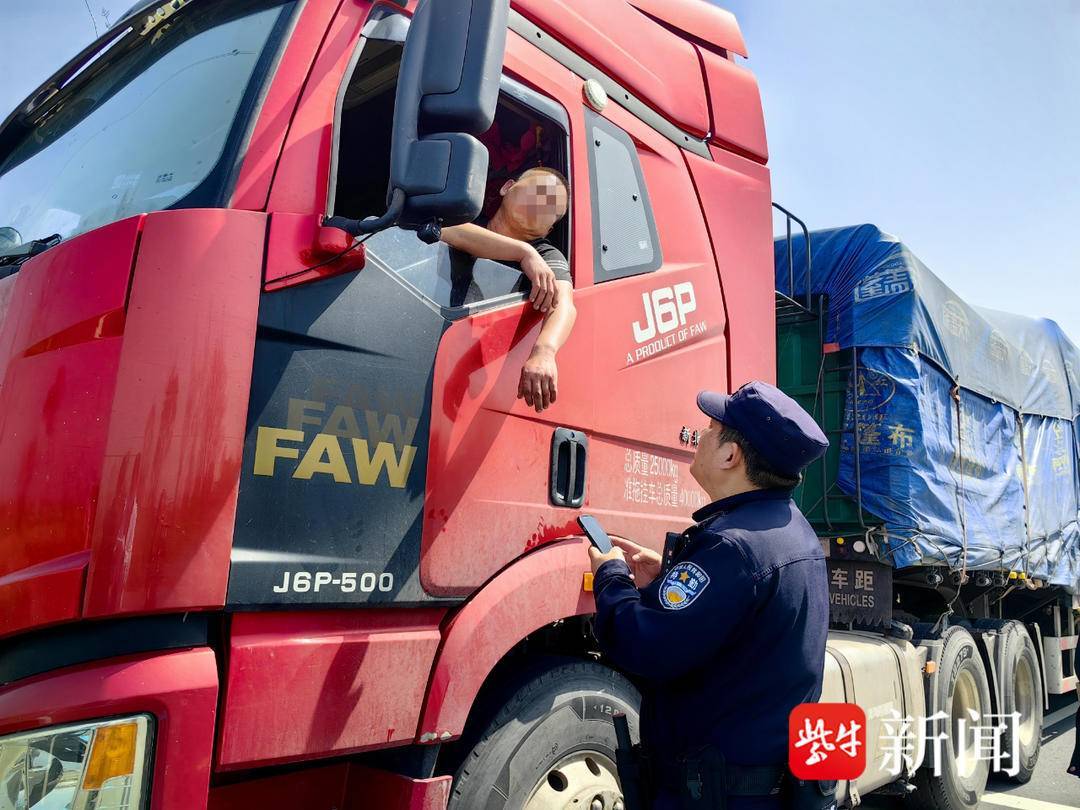 人在车中坐蜂从天上来货车司机惨遭马蜂蜇致昏厥