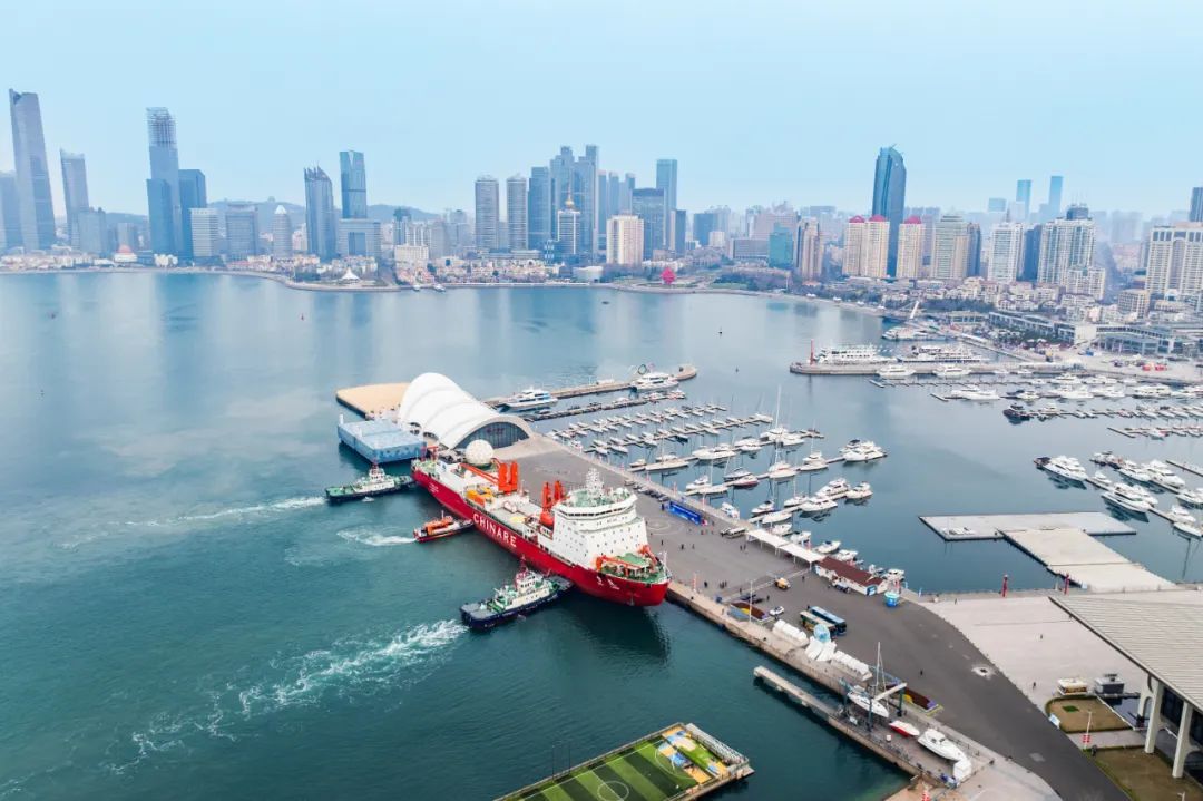 凯旋归来！“雪龙”号极地考察破冰船停靠山东青岛