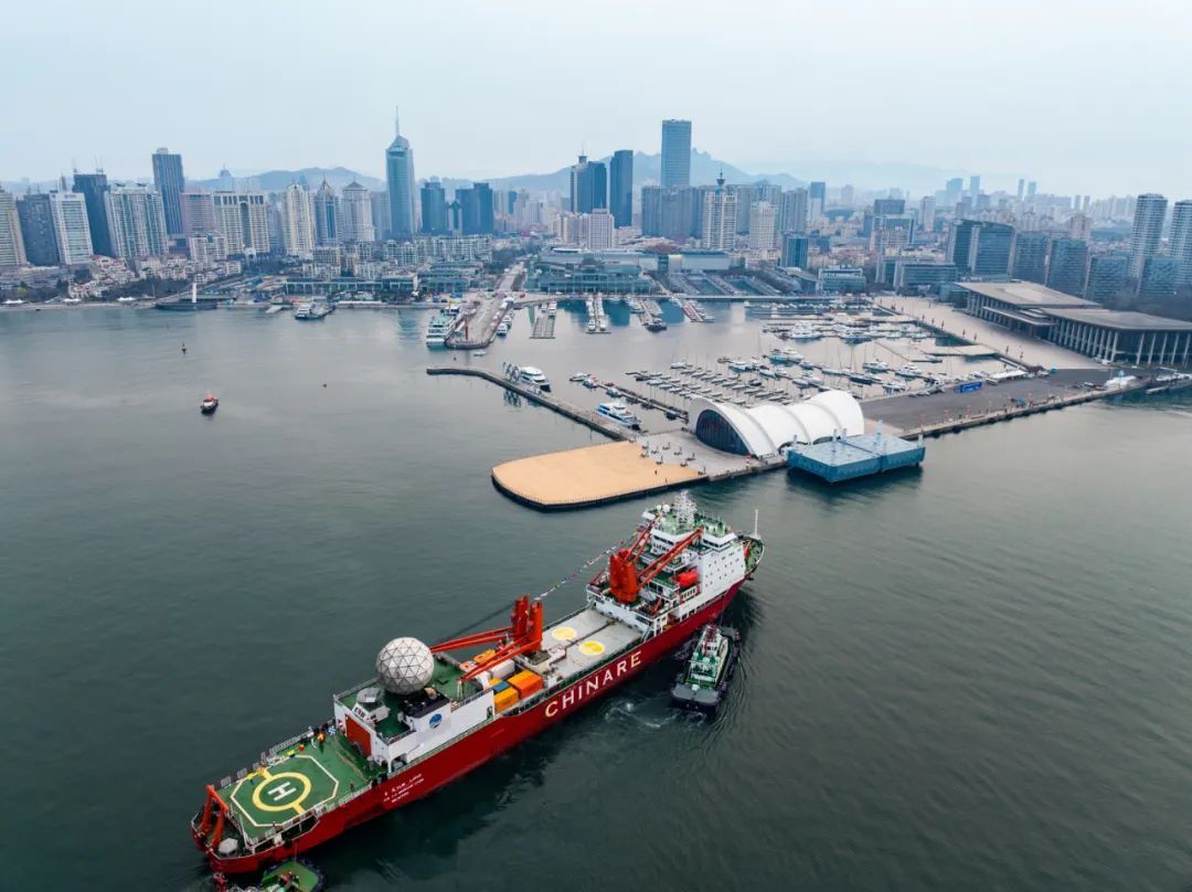 凯旋归来！“雪龙”号极地考察破冰船停靠山东青岛