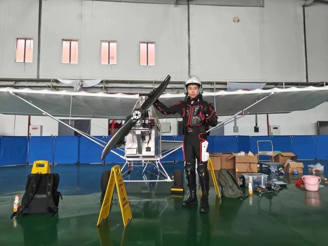 西南首个!四川“00后”男生造飞机首飞成功 西南首个!四川“00后”男生造飞机首飞成功