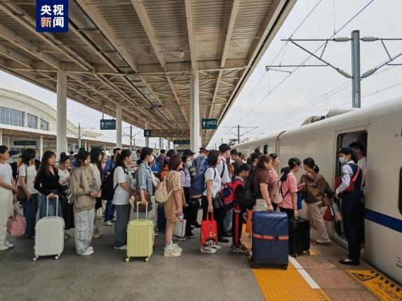 国铁南宁局加开或重联212列动车组服务“广西三月三”