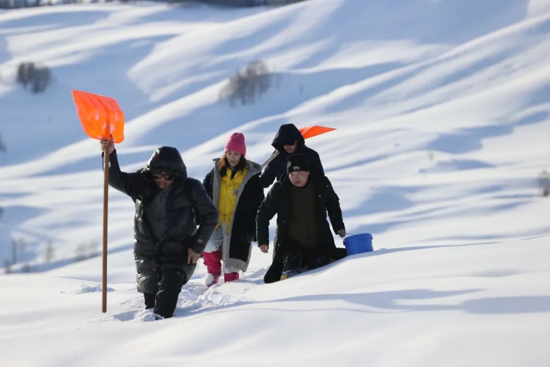 我们深入“雪窝”！挖出“休眠”气象站！