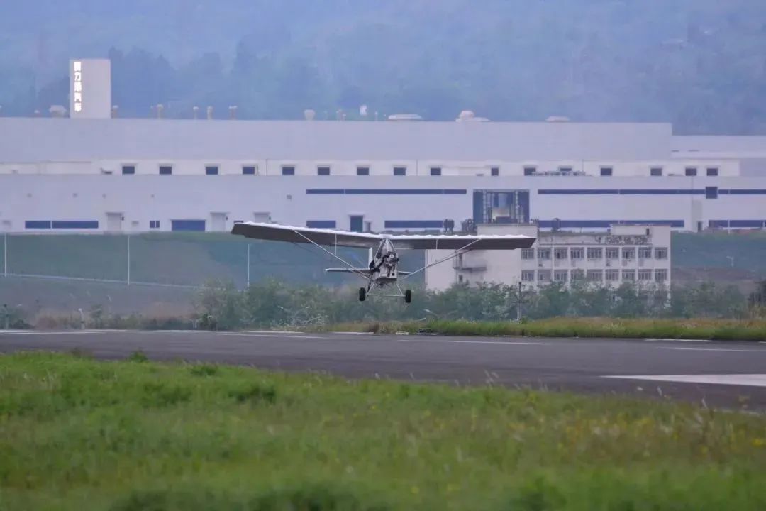 西南首个!四川“00后”男生造飞机首飞成功 西南首个!四川“00后”男生造飞机首飞成功