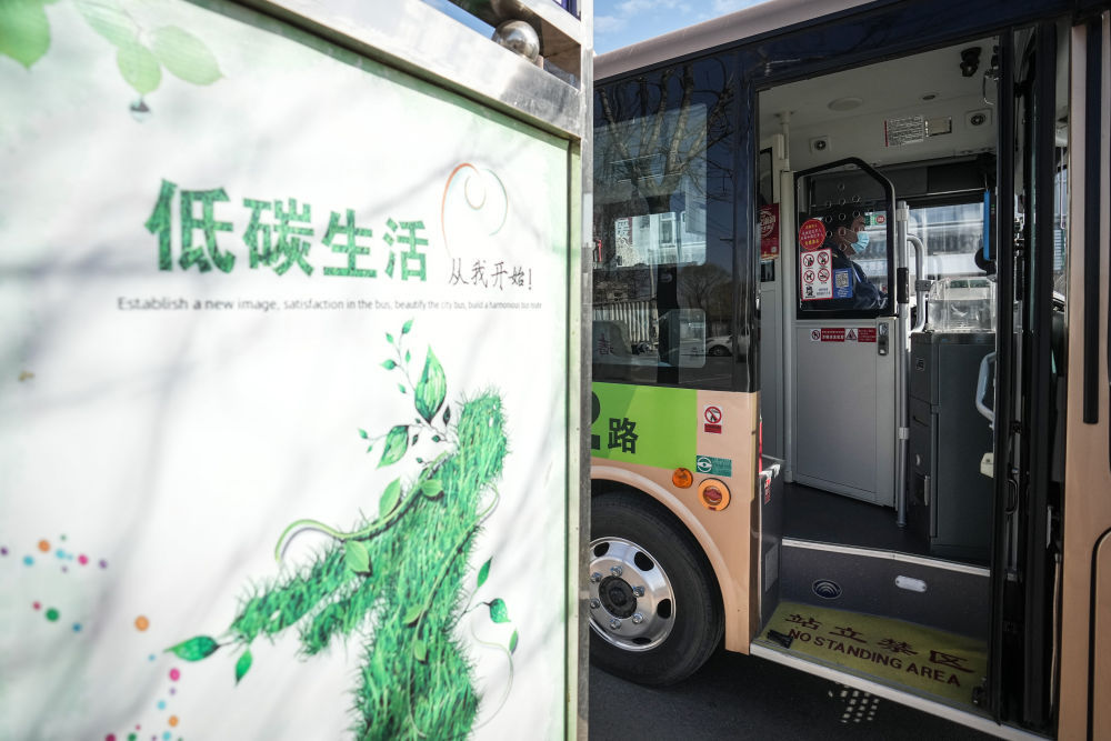 新华全媒+丨村里有了“网约公交车” 新华全媒+丨村里有了“网约公交车”