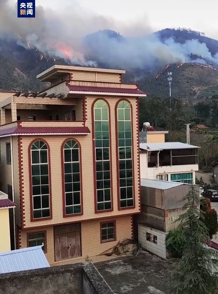云南省宜良县狗街镇突发山火 紧急扑救进行中