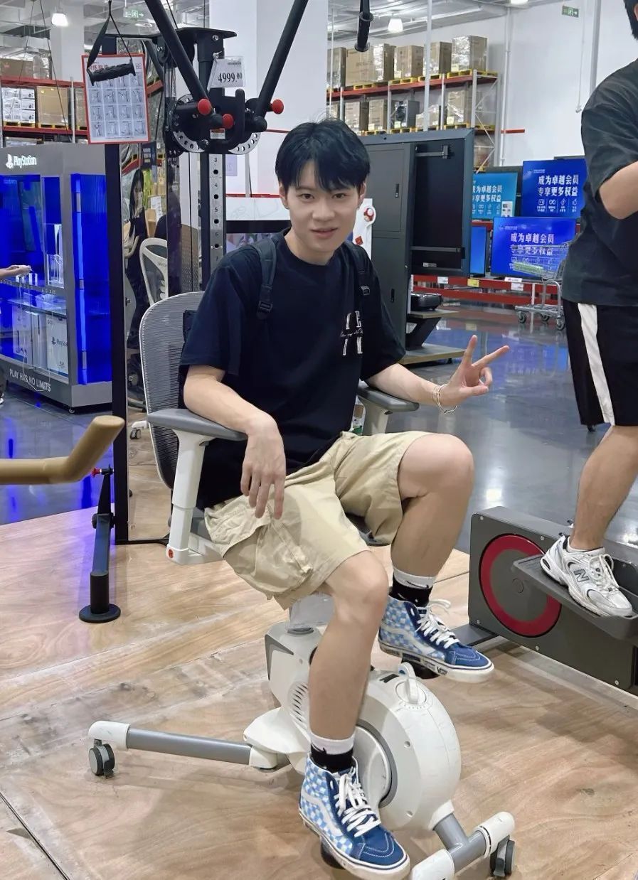 从高考270分到研究生!上岸的他还减重近百斤,颜值逆袭...... 从高考270分到研究生!上岸的他还减重近百斤,颜值逆袭......