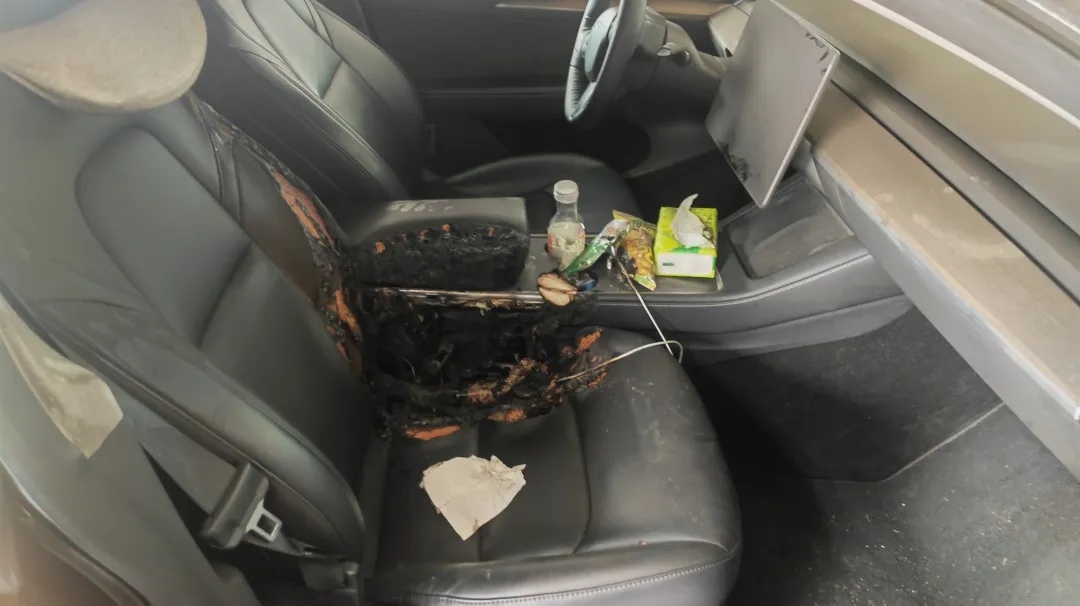 一觉醒来爱车被烧，男子惊呆！原因竟是一根数据线