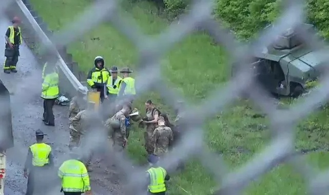 美军一悍马车公路上连撞两车 致3名军人受伤 美军一悍马车公路上连撞两车 致3名军人受伤