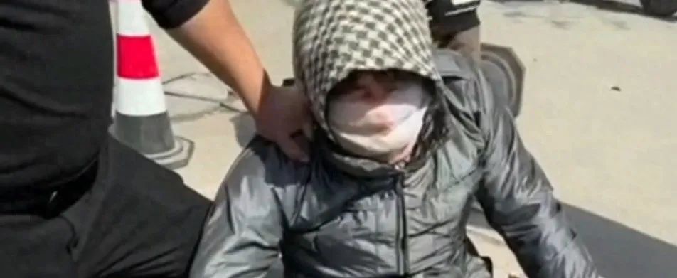 “不要脸！”一大爷戴“花头巾” 混进女厕...被抓现形后称：喝酒了