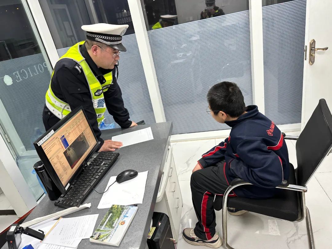 初一男孩独自徘徊在午夜街头……