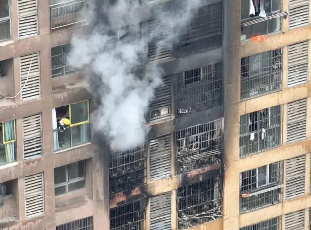 一高层居民楼突发火灾！火势仍在继续，伤亡情况不明……高层建筑着火往哪儿跑？→