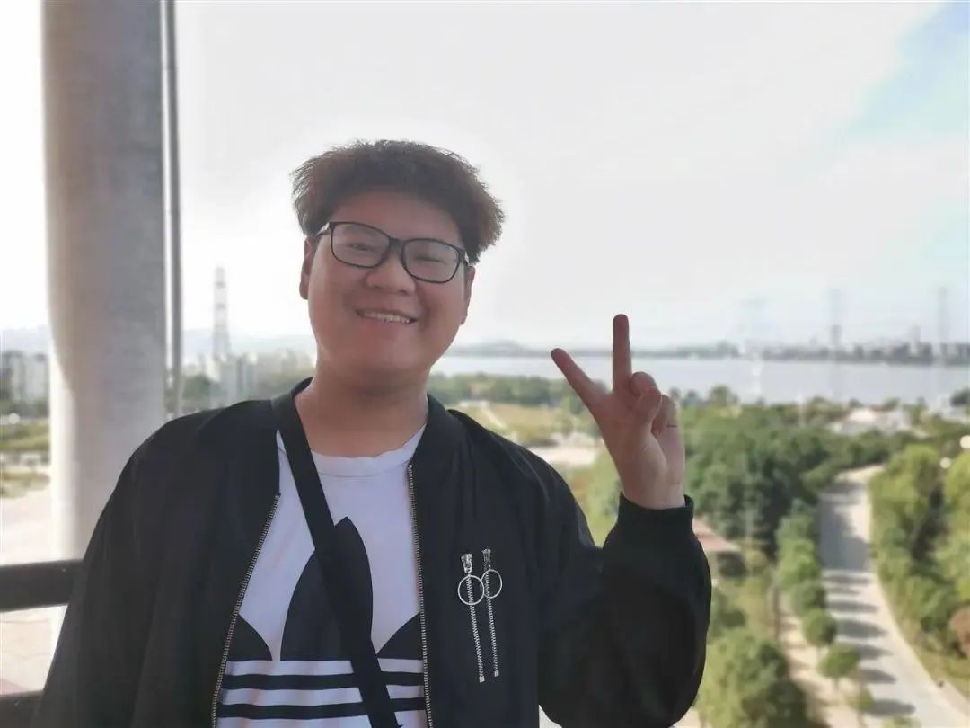 从高考270分到研究生!上岸的他还减重近百斤,颜值逆袭...... 从高考270分到研究生!上岸的他还减重近百斤,颜值逆袭......