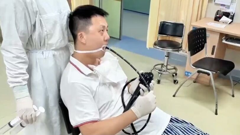 太拼了！广州医生无麻醉给自己做胃肠镜，原因竟是……