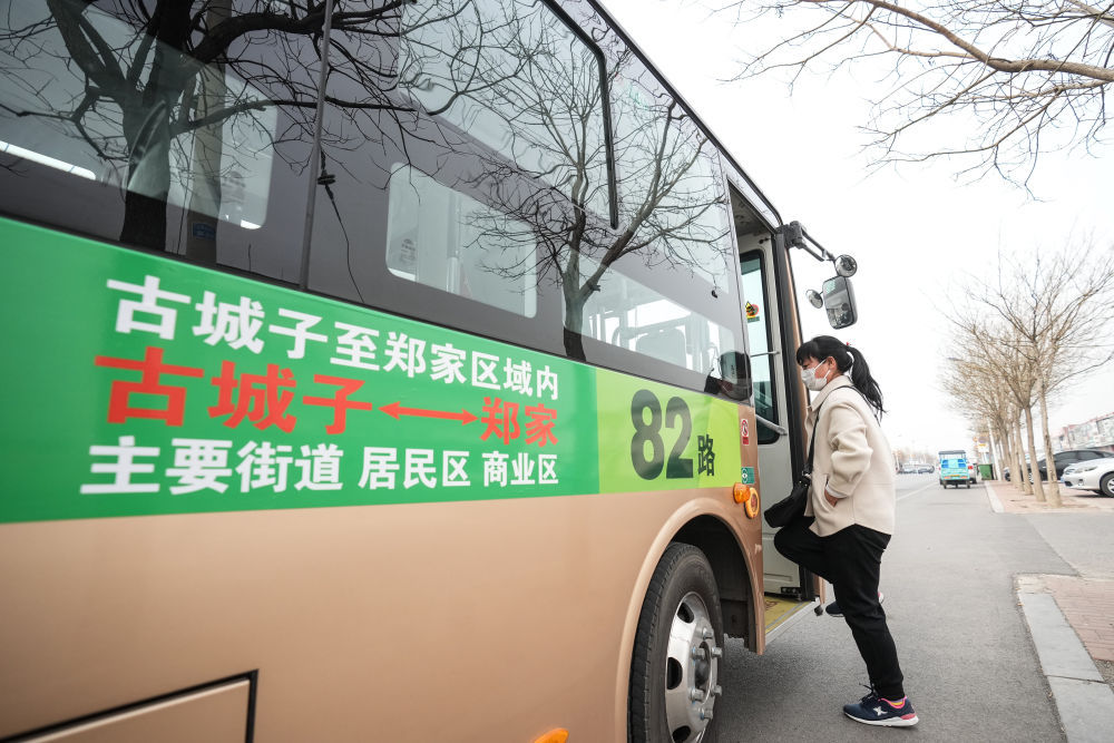 新华全媒+丨村里有了“网约公交车” 新华全媒+丨村里有了“网约公交车”