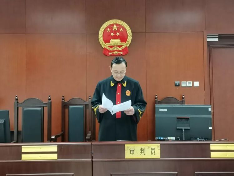 插座里竟然藏着摄像头！男子因非法销售窃照专用器材罪获刑