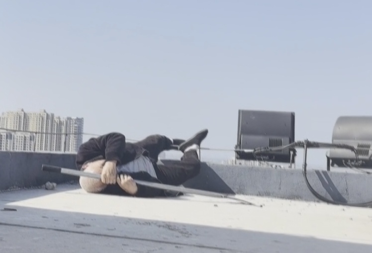 18楼楼顶七旬老人欲轻生！消防员：“爷，我跟你孙子差不多大。”