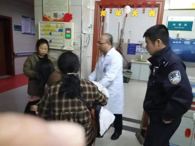 深夜，老人疯狂给民警“塞钱”