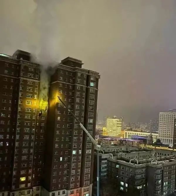 一高层居民楼突发火灾！火势仍在继续，伤亡情况不明……高层建筑着火往哪儿跑？→