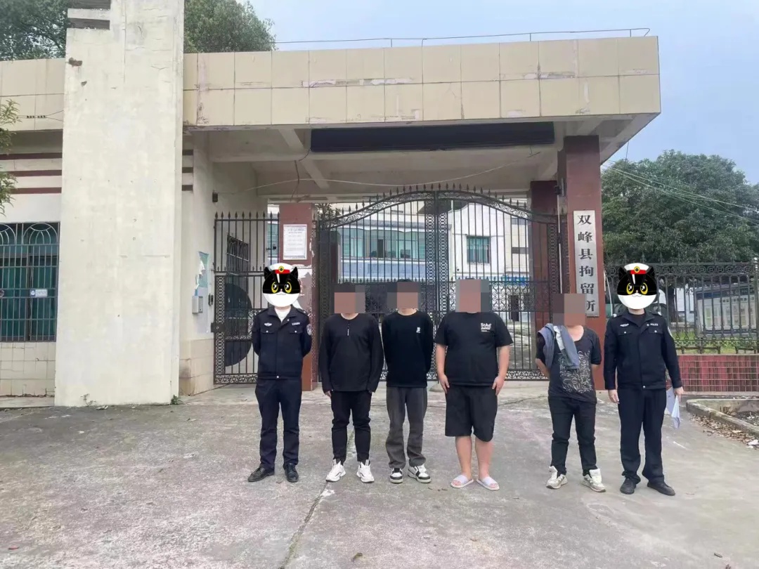 深夜张贴“涉黄”小卡片，4名男子被抓