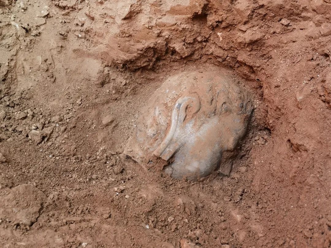 龙门石窟东山擂鼓台南洞前壁内发现石刻造像、建筑构件80余件