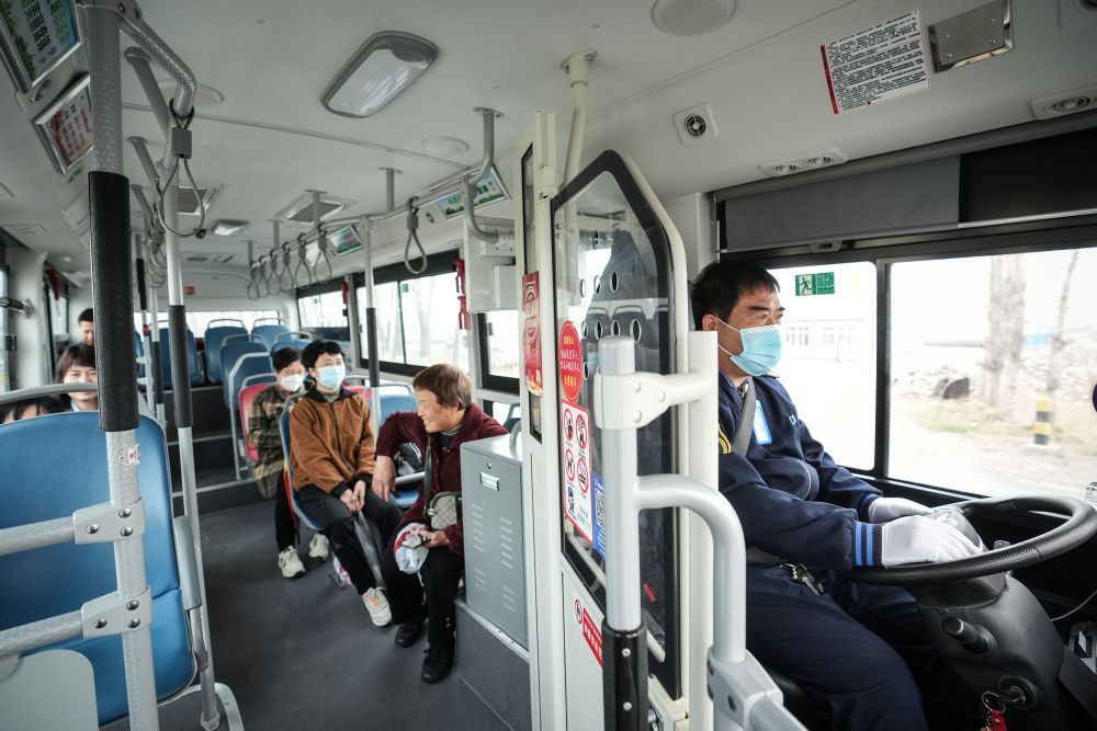 新华全媒+丨村里有了“网约公交车” 新华全媒+丨村里有了“网约公交车”