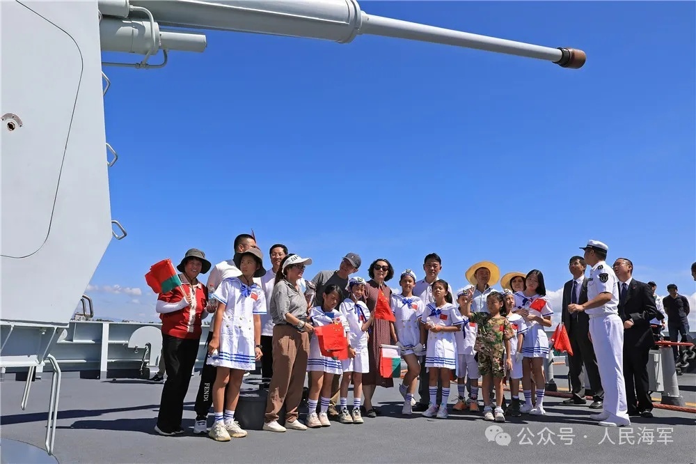 海军第45批护航编队访问马达加斯加