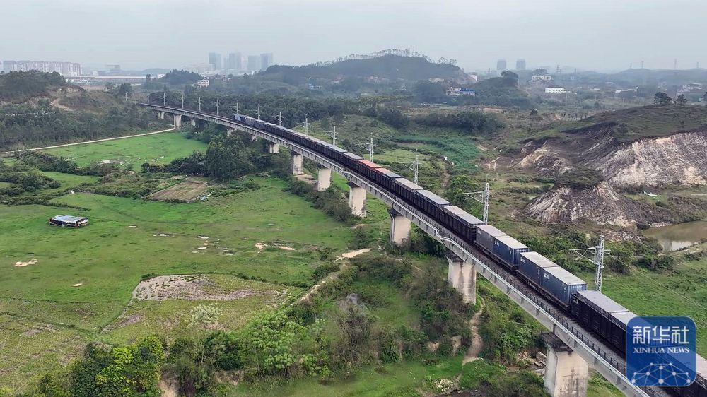 智能化设备提升西部陆海新通道铁海联运动能