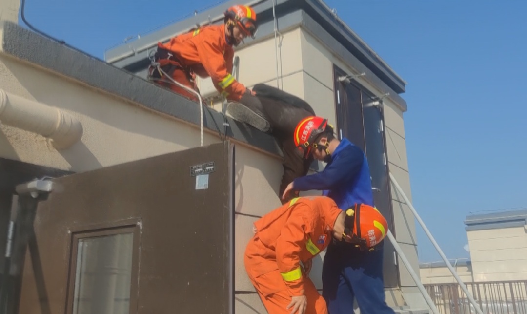 18楼楼顶七旬老人欲轻生！消防员：“爷，我跟你孙子差不多大。”