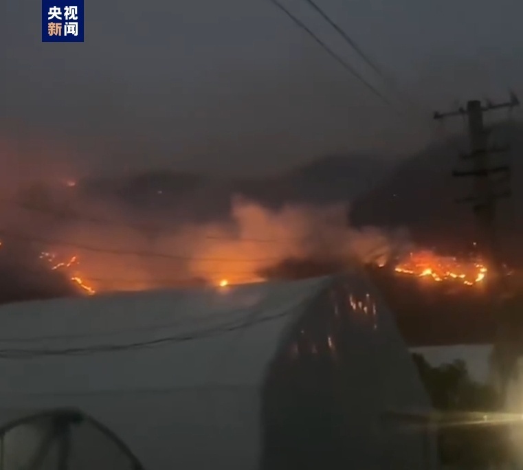 云南省宜良县狗街镇突发山火 紧急扑救进行中