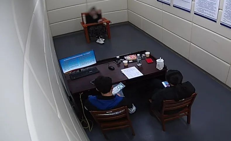 太恶心…这对情侣，双双被拘！