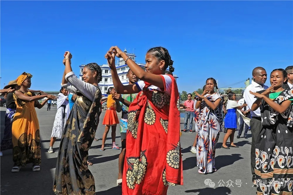 海军第45批护航编队访问马达加斯加