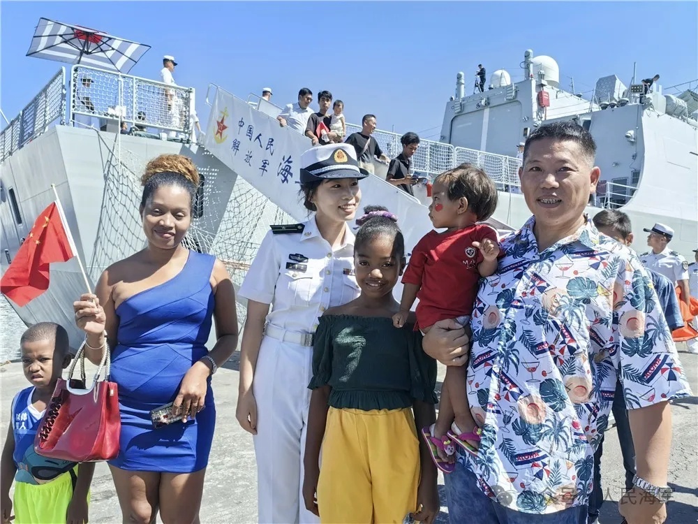 海军第45批护航编队访问马达加斯加