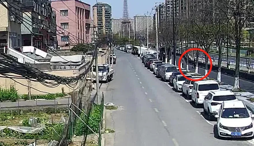 绷不住了！00后小伙送上“显眼包”锦旗！这都写的啥？