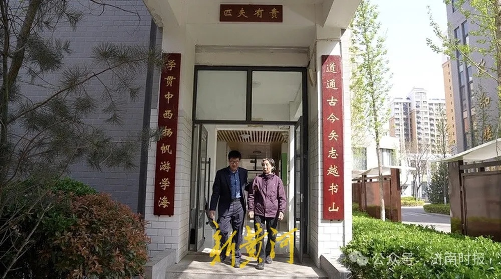 中学老师带“失智母亲”去课堂，网友：身教胜于言传！