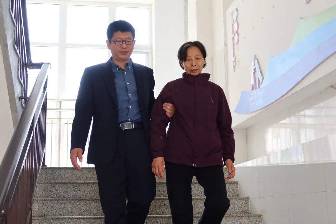 中学老师带“失智母亲”去课堂，网友：身教胜于言传！